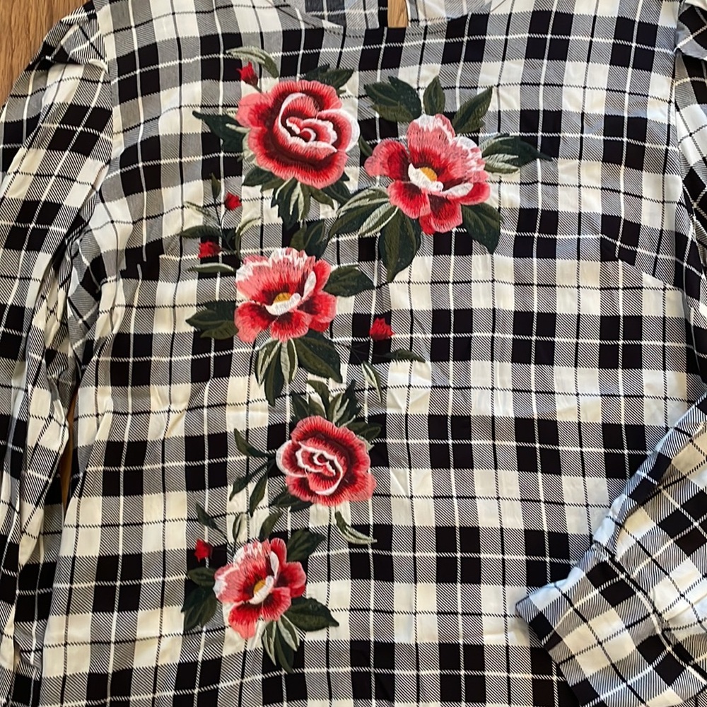 Umgee Roses Blouse🌹🌹 - Picture 2 of 5